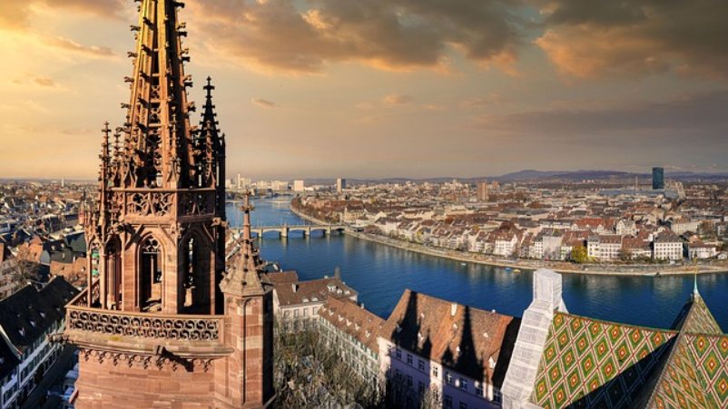 Ein Foto vom Rhein und all den angrenzenden Wohnquartieren aus der Vogelperspektive direkt über dem Münster