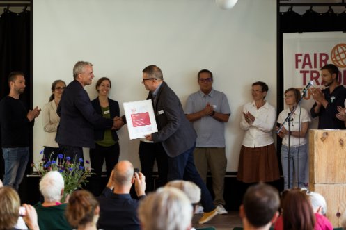 Übergabe der Auszeichnung als Fair Trade Town Basel an Regierungspräsident Beat Jans