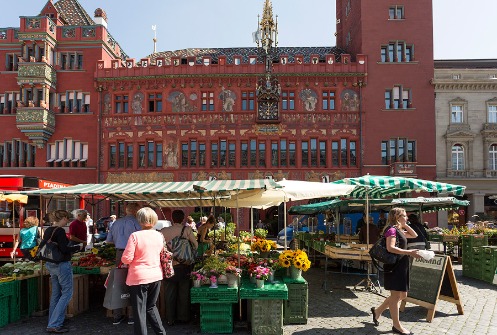 Marktstände vor dem Basler Rathaus
