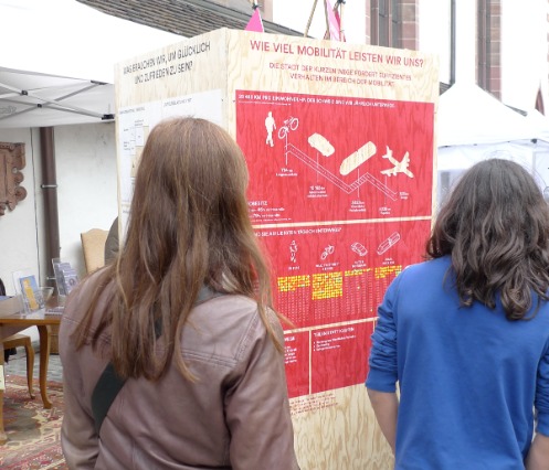 Besucher am Eco-Festival betrachten Plakate