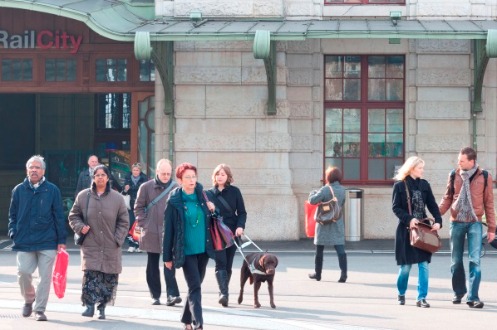 Verschiedene Menschen verlassen den Bahnhof SBB.(Copyright Börje Müller)