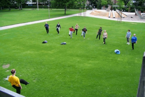 Eine Gruppe Erwachsener macht gymnastische Übungen im Schützenmattpark (Copyright gsünderbasel.ch)