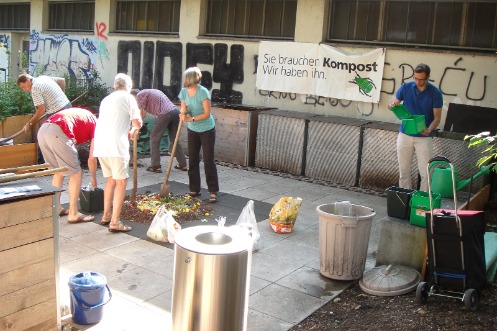freiwillige Kompostgruppe im Einsatz