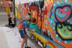Kinder sprühen ein Graffiti