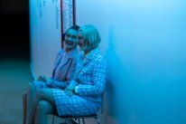 Barbara Hutzen Laub und Coco Chantal in blauem Licht