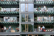 Moderne Balkone mit Menschen in einer Überbauung