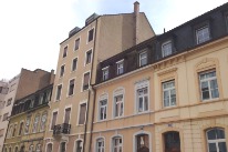 Häuserzeile in der Stadt mit Altbauten