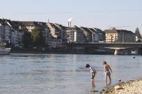 Zwei spielende Kinder am Rheinufer.